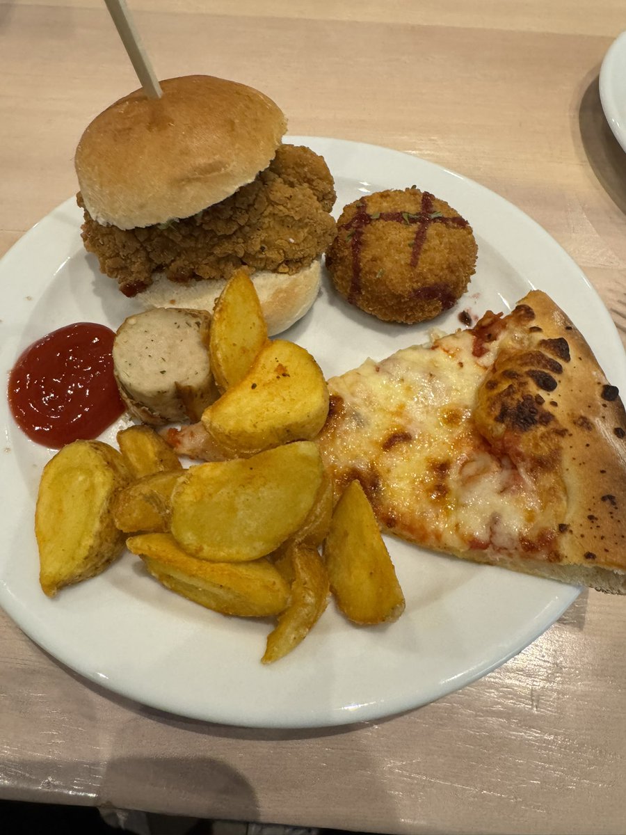 mrmoorecs's tweet image. Had a fantastic day at the MGL Computing Conference in Manchester! Huge focus on AI with tons of insightful stalls showcasing cutting-edge IT services. Amazingly well-hosted, and the food at Chill Factore was top-notch! #MGLComputingConference #AI #Tech