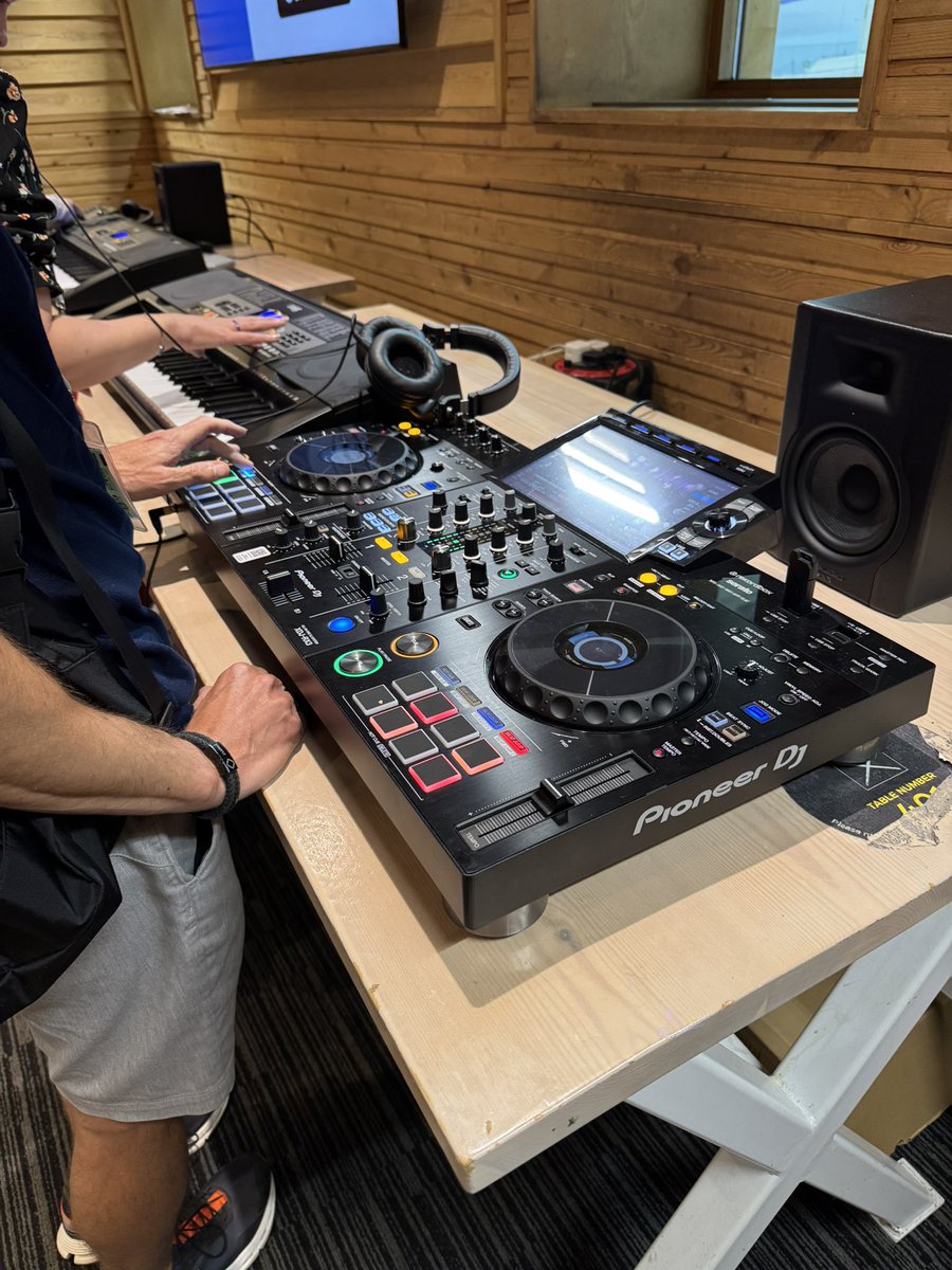 mrmoorecs's tweet image. Had a fantastic day at the MGL Computing Conference in Manchester! Huge focus on AI with tons of insightful stalls showcasing cutting-edge IT services. Amazingly well-hosted, and the food at Chill Factore was top-notch! #MGLComputingConference #AI #Tech