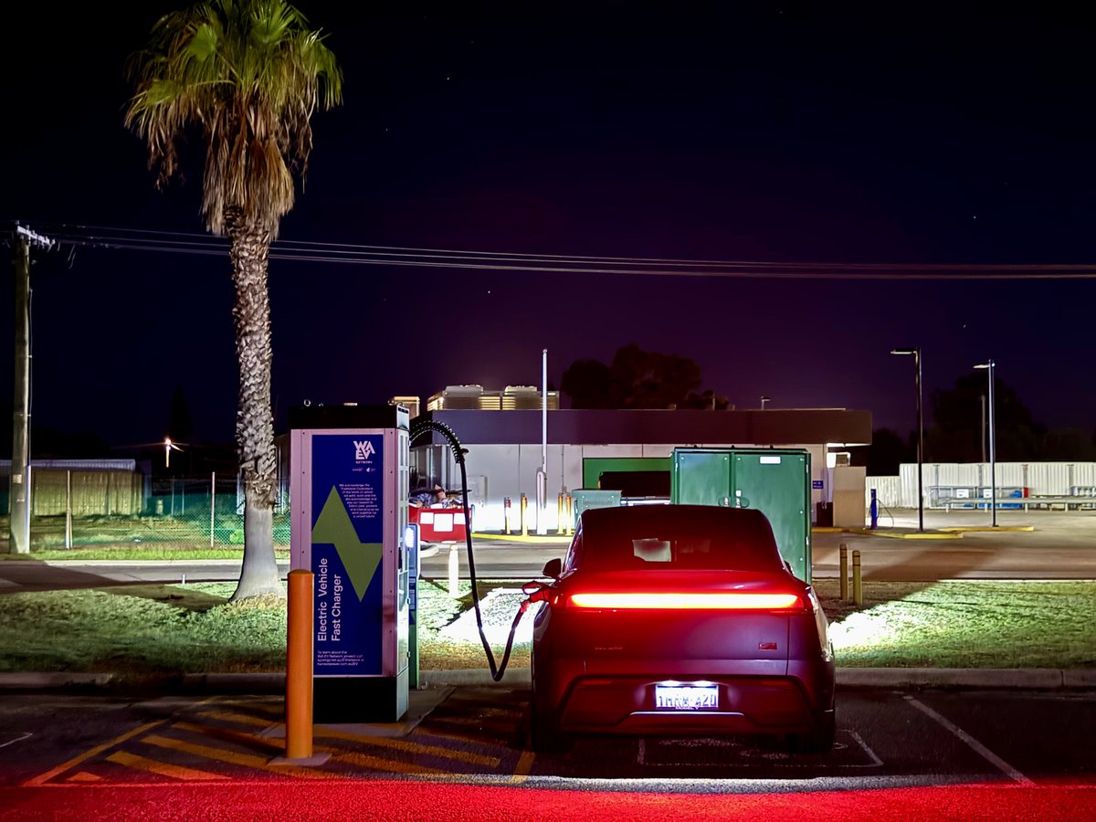 harald_murphy's tweet photo. #AUSYtour #AUSYerrand
@Tesla @TeslaAUNZ #NewModelY
Day 1
Arrived #JurienBay #WesternAustralia after traveling 230km from #Perth. Efficiency 186Wh/km. Charging at the @SynergyEnergy #WAEVNetwork Jurien Bay 150kW @KempowerOyj #FastDC charger. https://t.co/FIqKgyDgRx