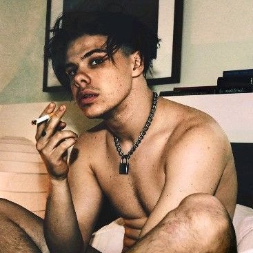 LennoxWyld's tweet photo. These two fuckers are currently living in my head rent fucking free. If I write something filthy, who'll read it? #yungblud #LouisTomlinson #DominicHarrison https://t.co/Lk8mTWImmD