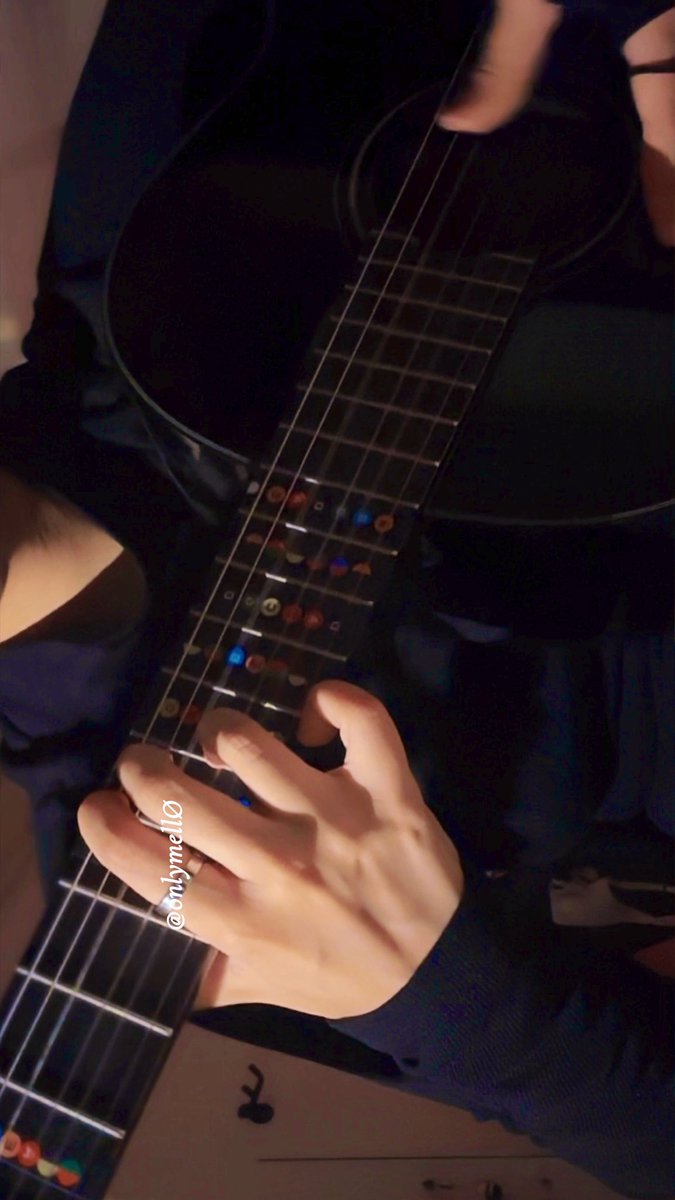 onlymell0's tweet photo. 🫳🏼🎸✨🖤 https://t.co/q0nXbz7pp6