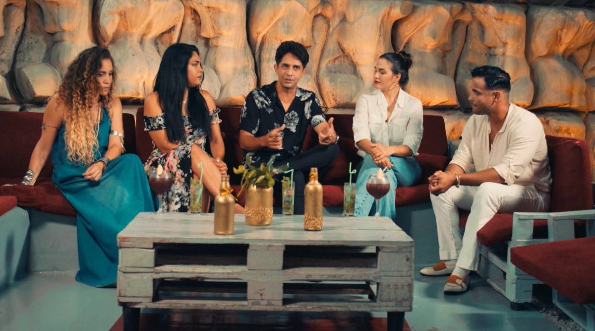 🚨 Esta noche después del Noticiero Estelar, no te pierdas Intermedio 🎬: secretos de Sábados de Gloria y la PRIMICIA de Regreso al Corazón, la novela que llega este 16 de junio a Cubavisión ❤️🔥. Con guion y dirección de Elena Palacios.
#Intermedio #Cubavisión #novelacubana
