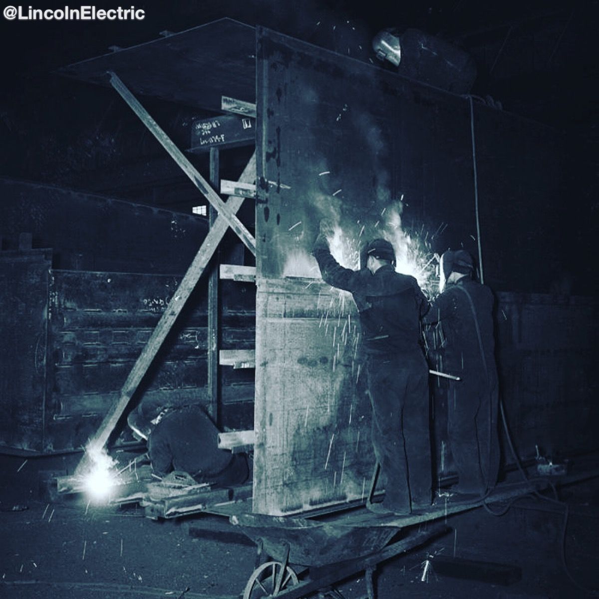 Welding a ship hull at the Dravo Corporation, Pittsburgh, PA, July 1944.

#FlashbackFriday #FBF #WeldRed #WeldRedNation