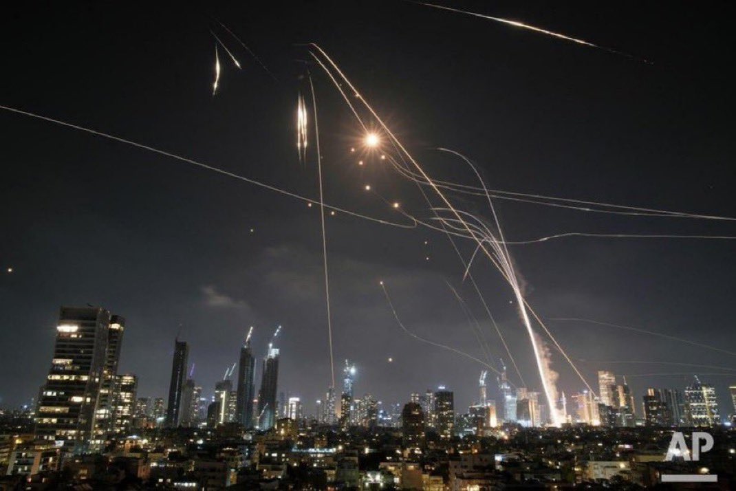 Das Bild aus Tel Aviv geht gerade rum. Was man dabei leicht vergisst: So sieht es eigentlich beinahe täglich über Israel aus. Iron Dome hat die letzten Jahre zig tausende Raketen von allen möglichen Islamisten abgefangen. Natürlich kann man sich hinstellen und sagen, vom Iran