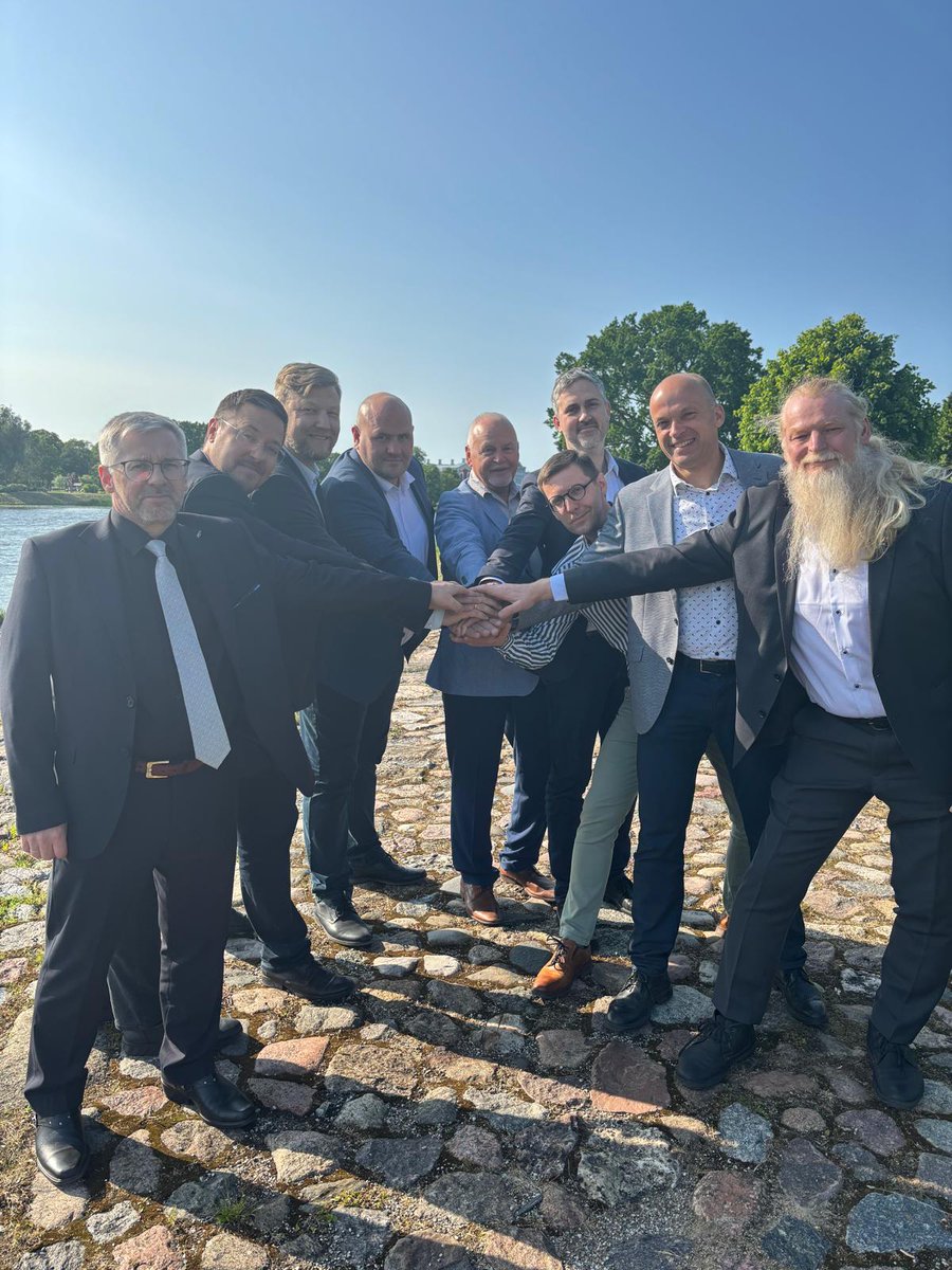 martinsstals's tweet image. Jelgavā pavērsiena brīdis – izveidota pārmaiņu komanda

Piektdien, 13.jūnijā, deviņi ievēlētie deputāti vienojušies par kopīgu darbu jaunajā Jelgavas valstpilsētas domē, iezīmējot jaunu ēru Jelgavas politiskajā ainavā un pilsētas pārvaldībā. 

Jauno koalīciju veido Aigars Rublis…