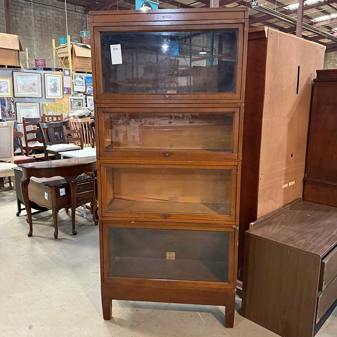 CommForklift's tweet image. This vintage Globe Wernicke barrister #bookshelf set is perfect for displaying your #collection of choice! Its four stacked compartments with glass doors allow you to stow your items away from dust but still on view. A charming and studious storage choice! communityforkliftmarketplace.org/products/vinta…