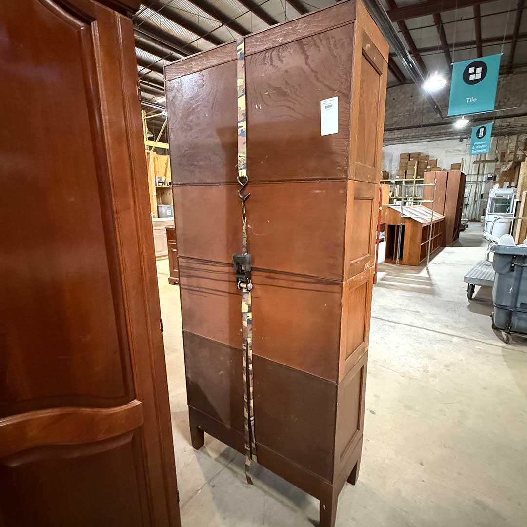 CommForklift's tweet image. This vintage Globe Wernicke barrister #bookshelf set is perfect for displaying your #collection of choice! Its four stacked compartments with glass doors allow you to stow your items away from dust but still on view. A charming and studious storage choice! communityforkliftmarketplace.org/products/vinta…