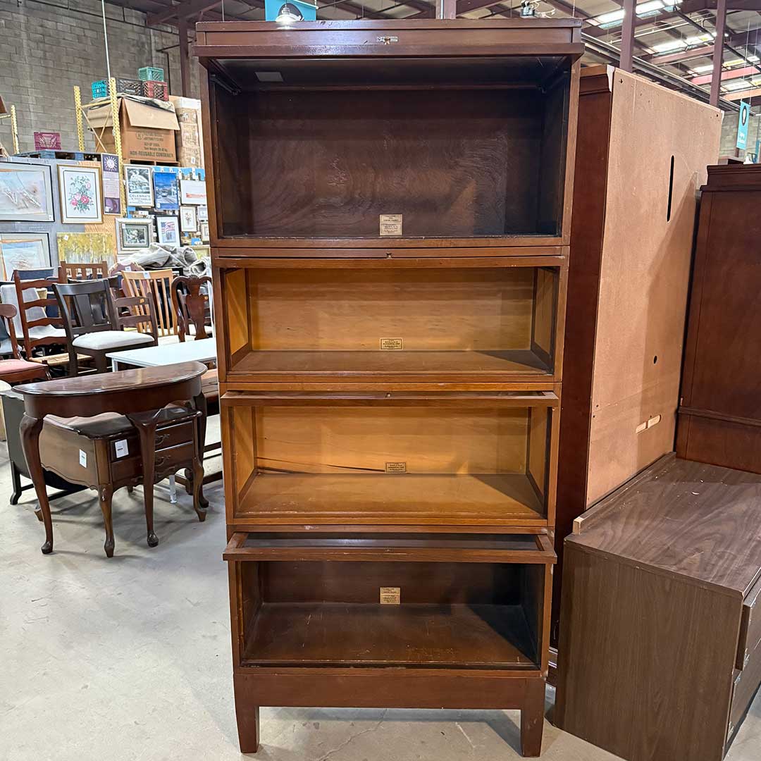 CommForklift's tweet image. This vintage Globe Wernicke barrister #bookshelf set is perfect for displaying your #collection of choice! Its four stacked compartments with glass doors allow you to stow your items away from dust but still on view. A charming and studious storage choice! communityforkliftmarketplace.org/products/vinta…