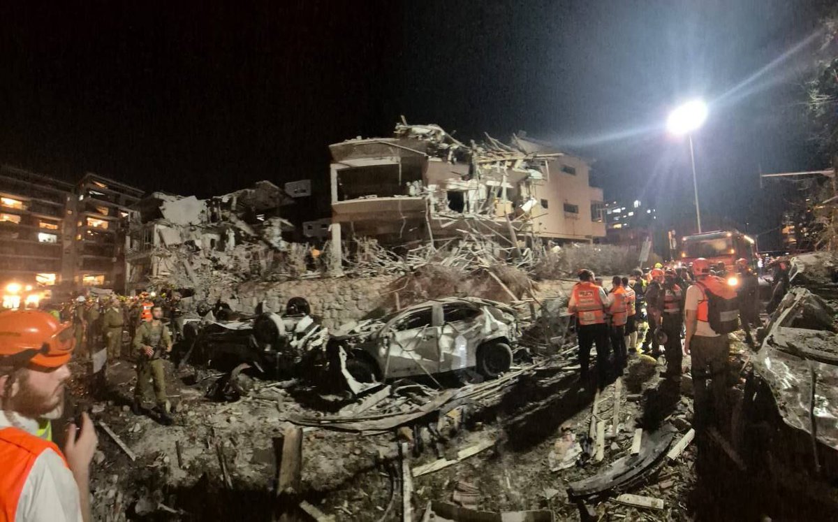 NoaGresiva's tweet photo. Parece que luchar contra ejércitos es más difícil que luchar contra mujeres, niños y ancianos. 

Tel Aviv esta noche. https://t.co/DCKl8jZS8m