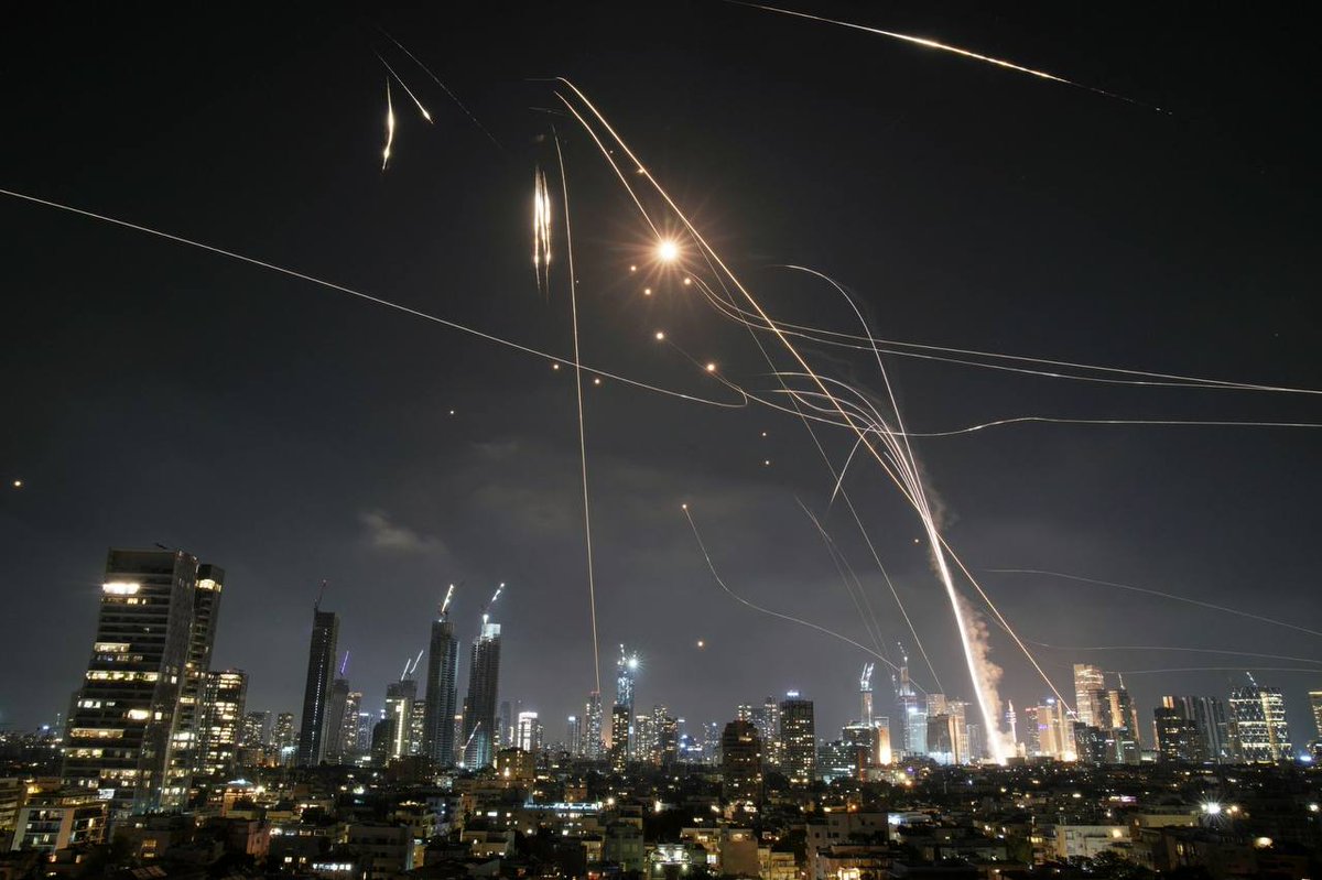 Parece que luchar contra ejércitos es más difícil que luchar contra mujeres, niños y ancianos. 

Tel Aviv esta noche.