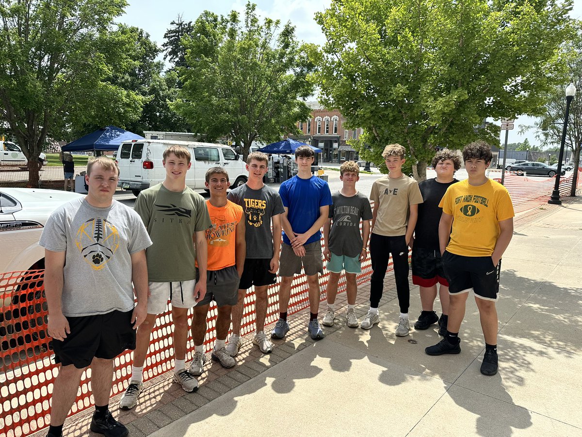 “Many Hands Make Light Work”

Good crew of Tiger Football players showed up to help set up for Tipton’s Summer Kickoff! 

United as Tigers, Driven by Character

#GoTigers #BeGoodDoGood