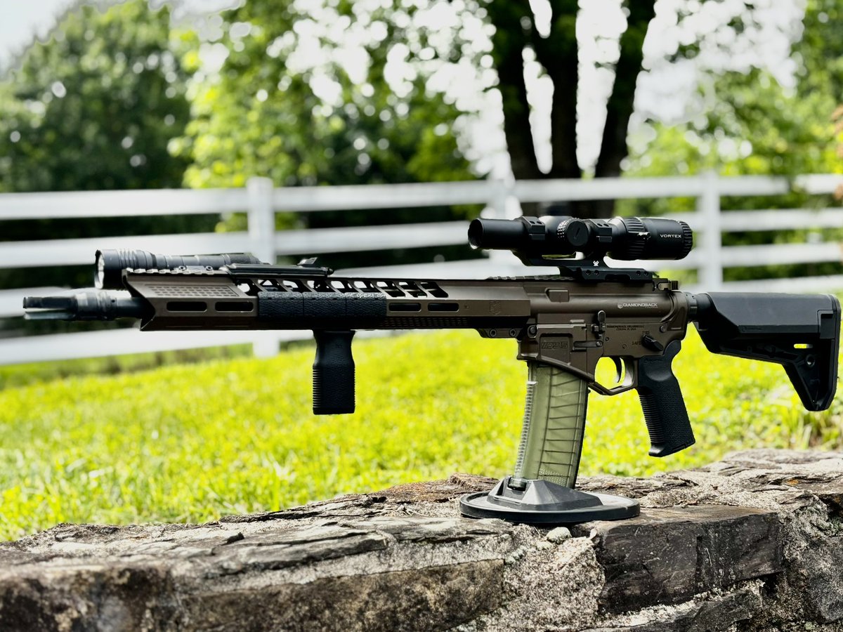 これも売ります！ダイアモンドバック社製。5.56ミリ燃焼式ガスガン仕様 