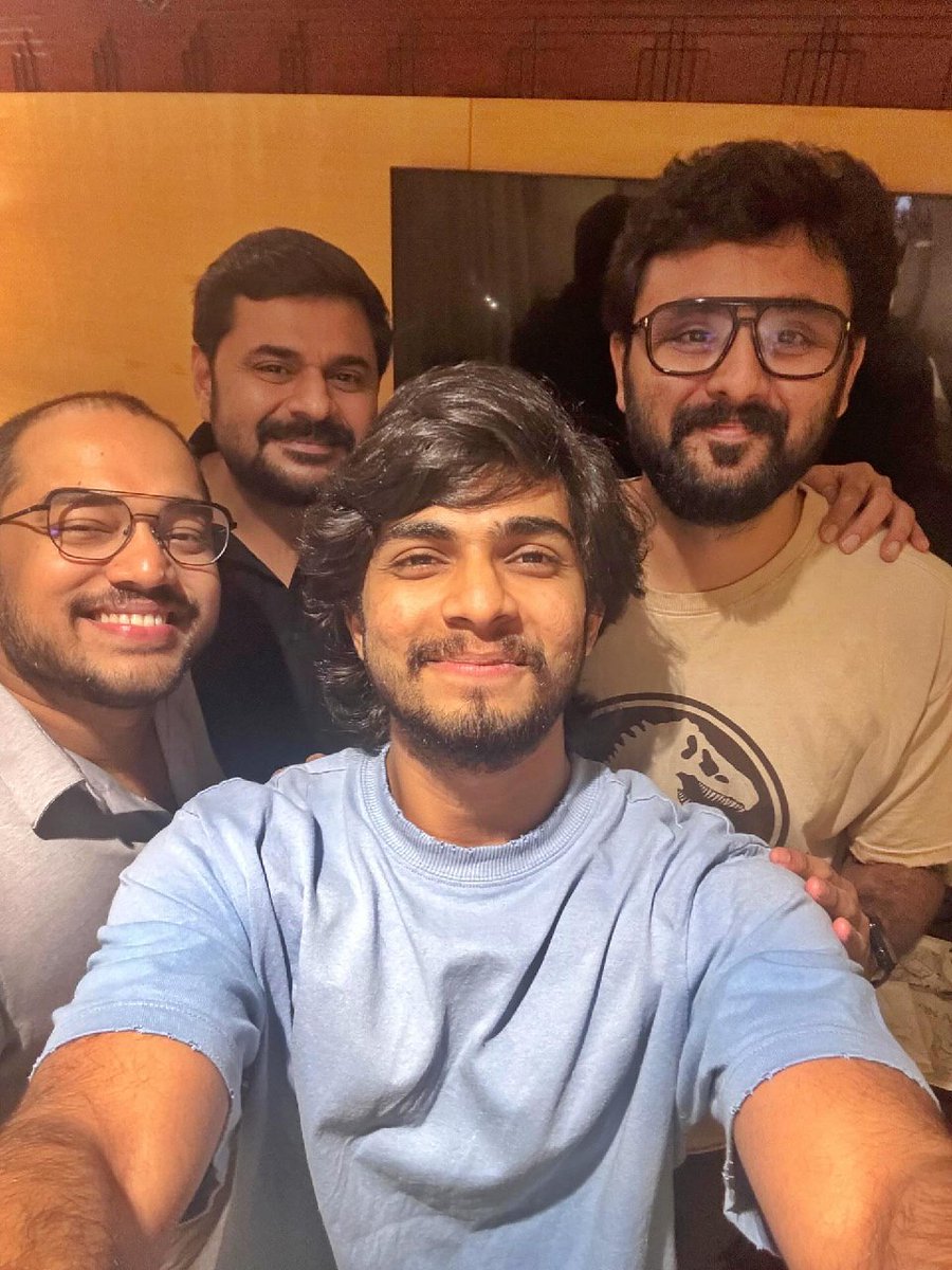 NaslenFansClub's tweet photo. #MollywoodTimes - Rolling soon!🤩💥

Staring 🌟 #Naslen
Directed by 🎬 #AbhinavSunderNayak
Written by 🖋️ #RamuSunil
Produced by 💰 #AshiqUsman

The ultimate movie about movies.😎❤️‍🔥 https://t.co/0Ua7GcckOP