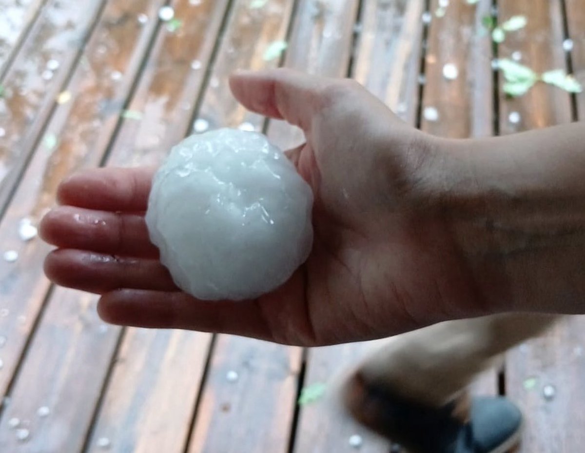 CarlowWeather's tweet photo. Intense thunderstorms in France today with large hail.

Photos: Lilly Neel via Météo Seine-Maritime and Saint-Selve Avenir. https://t.co/LTn5Vmyfd6