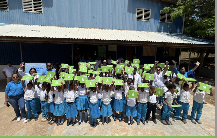 ¡Una nueva isla tecnológica en el Caribe hondureño!
Gracias a <a href="/Rotary/">Rotary International</a> y @RoatanFund, 125 niños y docentes de Santa Elena se suman al programa Una Computadora por Niño 💻🌴
La educación transforma, y con tecnología ¡transformamos vidas! 💚
#OLPC #Honduras #Tecnologíaconproposito