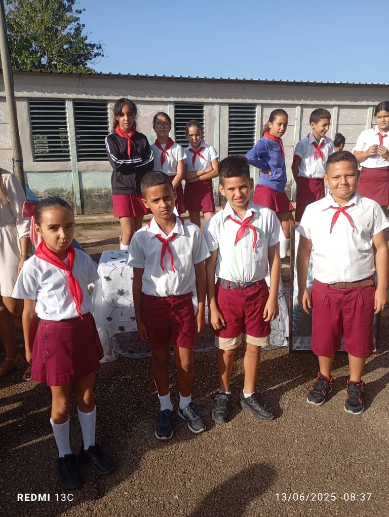 Rostros de alumnos ,padres y maestros de #JagueyGrande,expresan alegría en el acto de cambio de atributo. Felicidades. #MatancerosEnVictoria <a href="/CubaMined/">MINED</a>  <a href="/dme_jaguey/">DGE Jagüey Grande.Matanzas</a>  <a href="/EMatancera/">Educación Matancera</a>