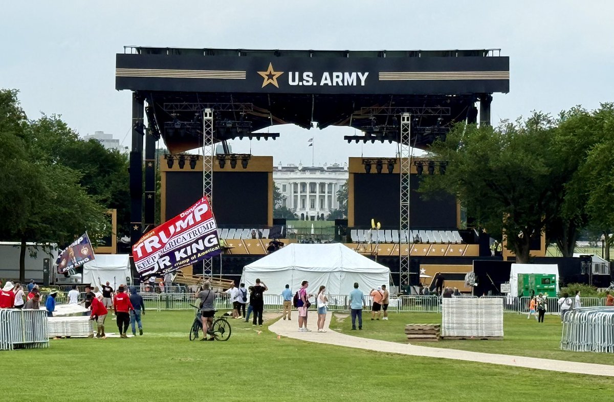 Voici la scène depuis laquelle Donald Trump s’exprimera la nuit prochaine à Washington pour les 250 ans de l’armée américaine. 
La Maison Blanche est en fond. 
<a href="/RTLFrance/">RTL France</a> <a href="/m6info/">M6 Info</a>