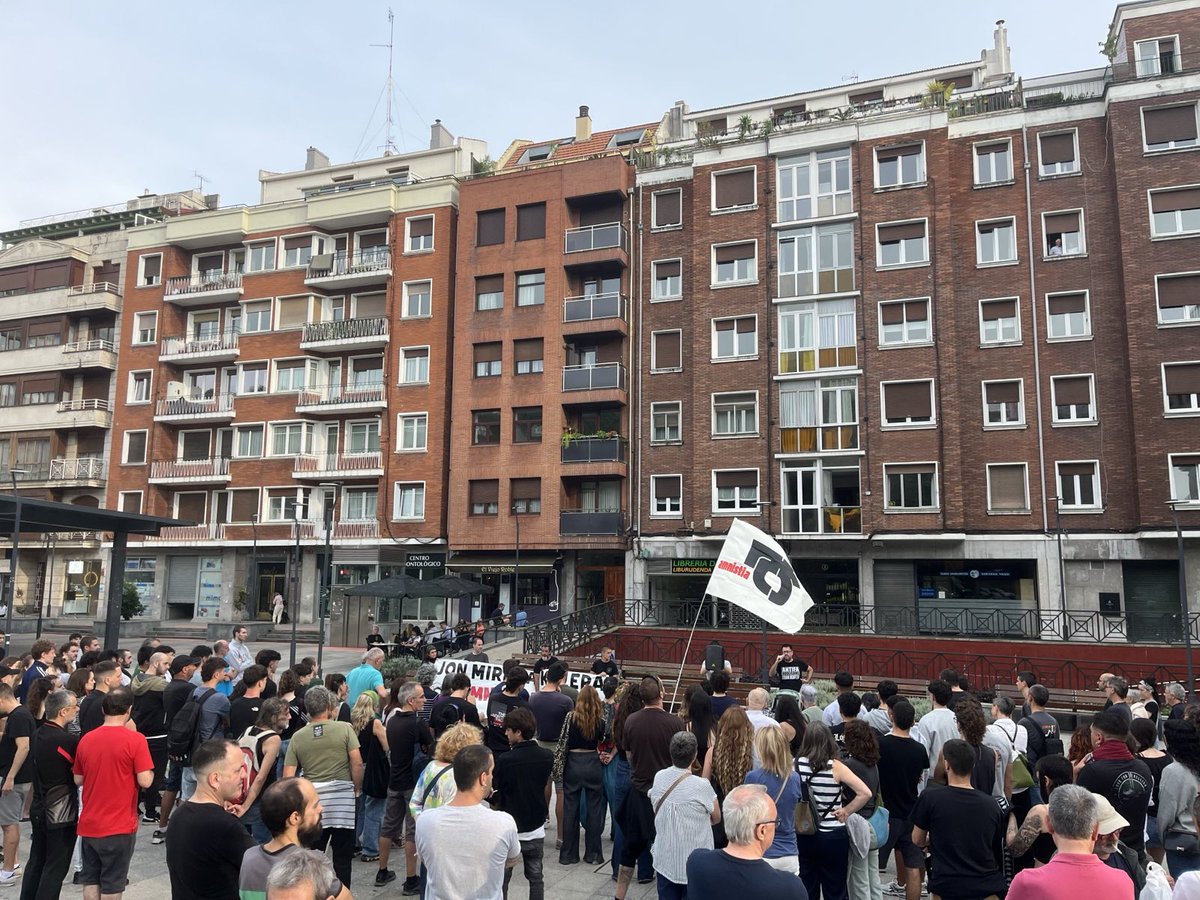 Gaur Jon Mirena San Pedroren eta bide legaletara atxikitu ez diren preso politikoen askatasunaren alde mobilizatu dira Deustun.
AMNISTIA OSOA! <a href="/tinkoamnistia/">Tinko</a>  <a href="/GedarLangileKZ/">Gedar.eus</a> <a href="/GKS_Bilbo/">Bilboko GKS</a> <a href="/48014reds/">48014reds</a>