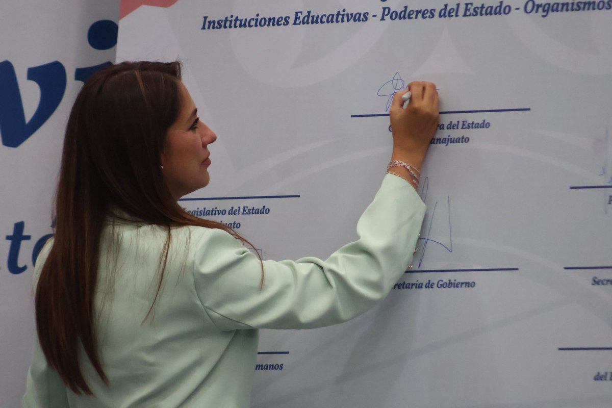 Acompañé a la gobernadora <a href="/LibiaDennise/">Libia Dennise</a> en la Firma de Convenios por la Cultura Cívica 🖋️ con instituciones educativas, poderes del Estado y organismos autónomos.

Desde <a href="/educaciongente/">Secretaría de Educación</a> seguiremos formando juventudes comprometidas, participativas y constructoras de paz. 🕊️