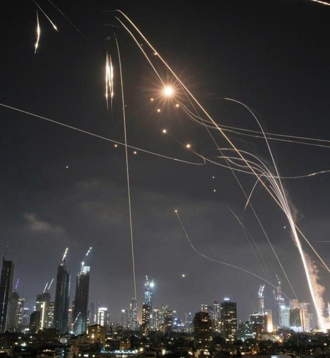 Bugünkü sevincimiz tarif edilemez.
Gazze’deki kardeşlerimizin, İran’ın İsrail’i hedef almasına sevinmesiyle biz de sevindik. 
Aynı şekilde, İsrail’in İran’ı hedef almasına da sevindik.
Allah’ım, adaletli hükmünü ver; zalimleri birbirine karşı kullan ve hiçbirini geride bırakma.