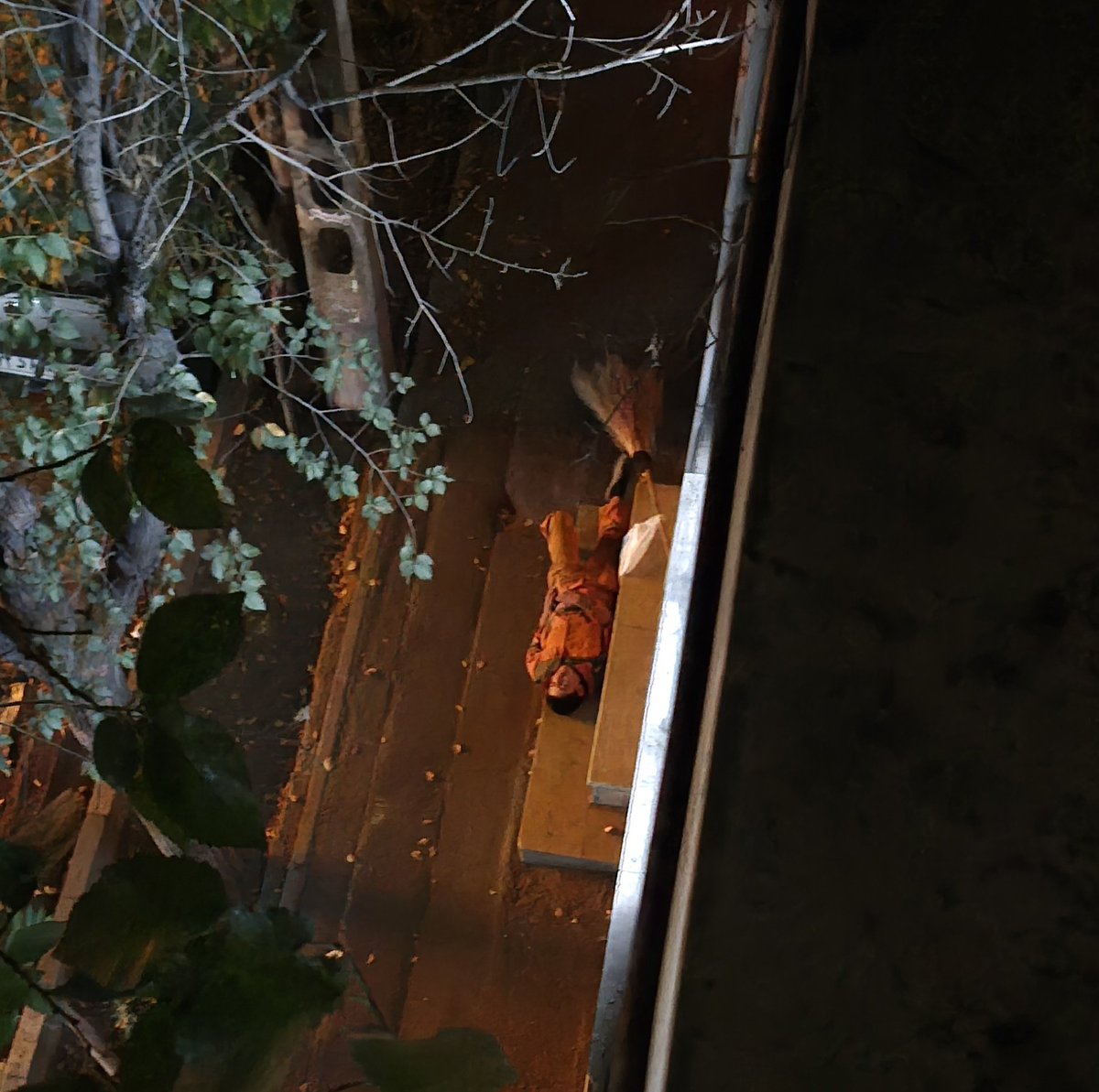 ReyshemiranTeh's tweet image. بالای سرش ضدهوایی می‌زنن
اون روی پله خوابیده :((
انگار واقعا هیچی برای از دست دادن نداریم دیگه