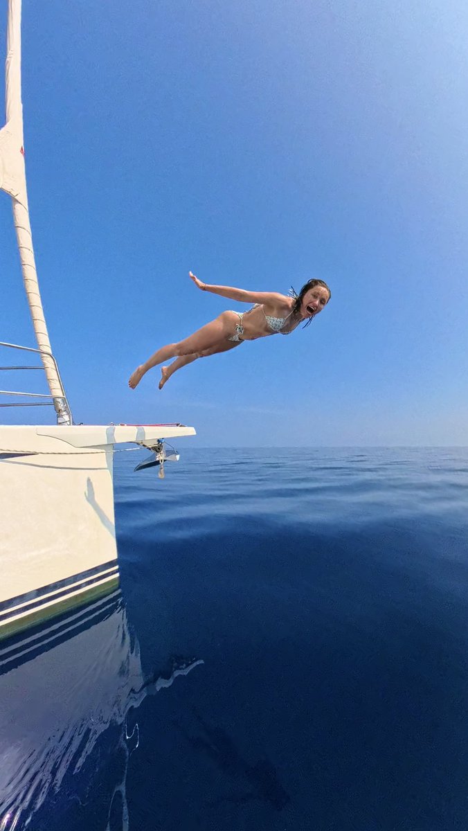 We’re heading 120 nautical miles northeast, from Sardinia to Tuscany. The forecast promised steady 10–15 knot winds… but the sea had other plans. For now, we wait for the wind to return.