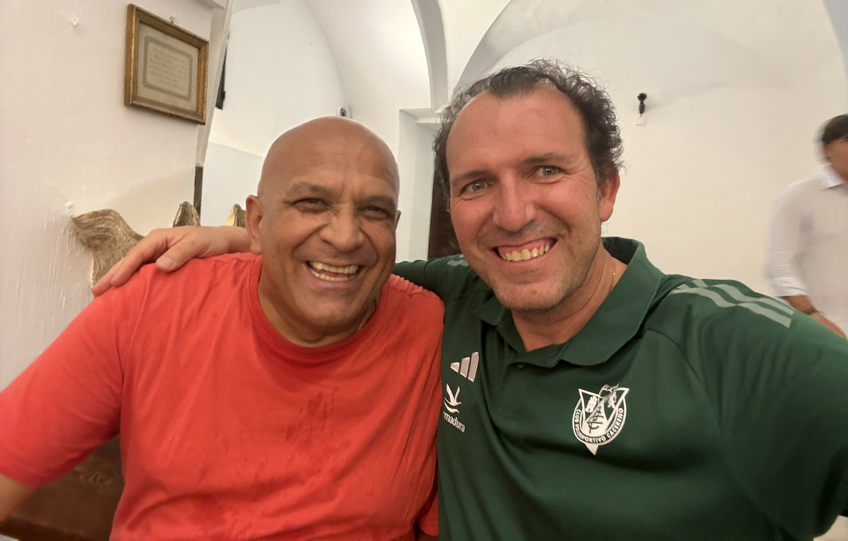 cesarpavoon7_'s tweet image. Este tío, sí que es una leyenda viva del fútbol sala, brasileño y cacereño en adopción, una gran persona, los que le vieron de jugar en el PESCADERÍAS KIKO, saben de que les hablo, ya tenemos una edad jeje., espectacular es poco, graaandeee Edinho Queiroz