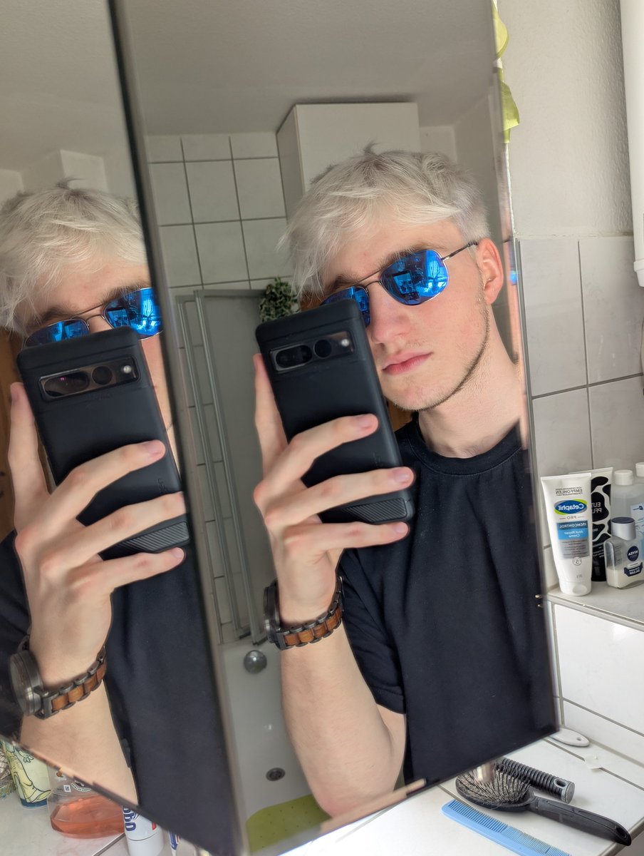 CardSwindler's tweet image. Whoo a face pic (back to the white hair grind)
