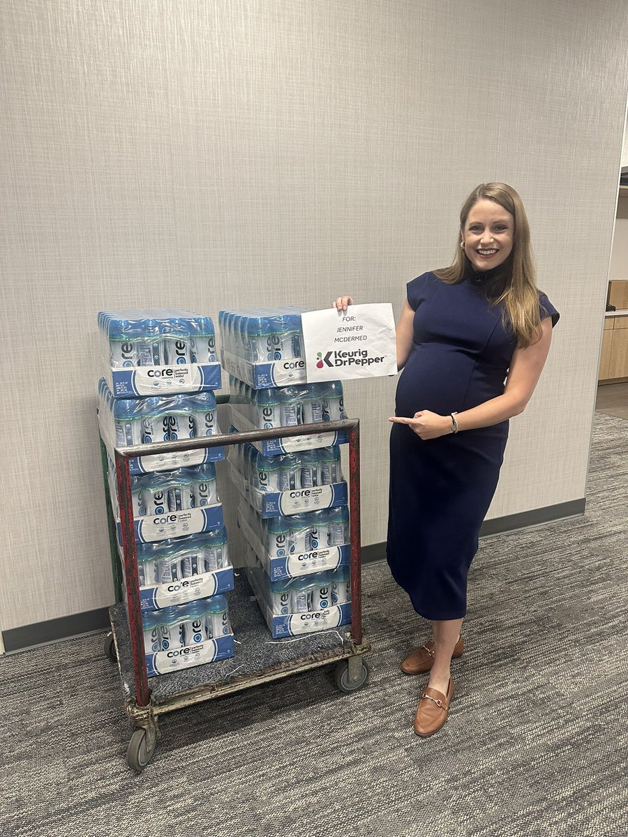 McDermedFox9's tweet image. Thank you CORE water for sending me a PALLET of water!!!!!! 😍
Now if only my water would break… 🤣