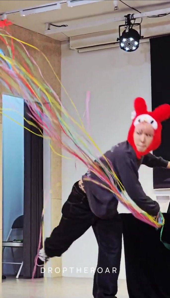 portantim131's tweet photo. 멋있게 촥. 촵. 하고싶엇던거같은데 핳ㅋㅋ
그냥 자기스스로 컨페티 뒤집어쓴 바보메. https://t.co/nnPeTKBOCz