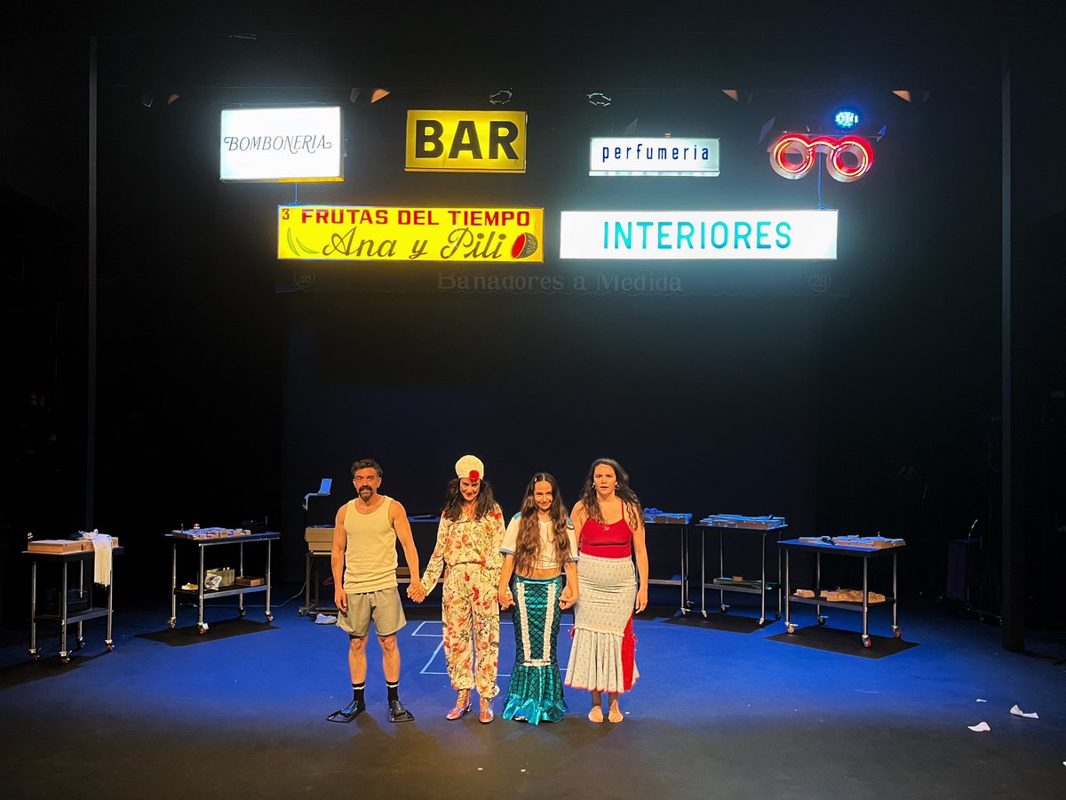 Los lazos de comunidad se han debilitado en una ciudad donde se nos pide que seamos individualistas. La obra Ya no queda nada de todo esto, habla de las vivencias de la gente de barrio. Reflexión y puro teatro sobre las tablas del <a href="/teatroabadia/">Teatro de La Abadía</a> ❤️🎭.