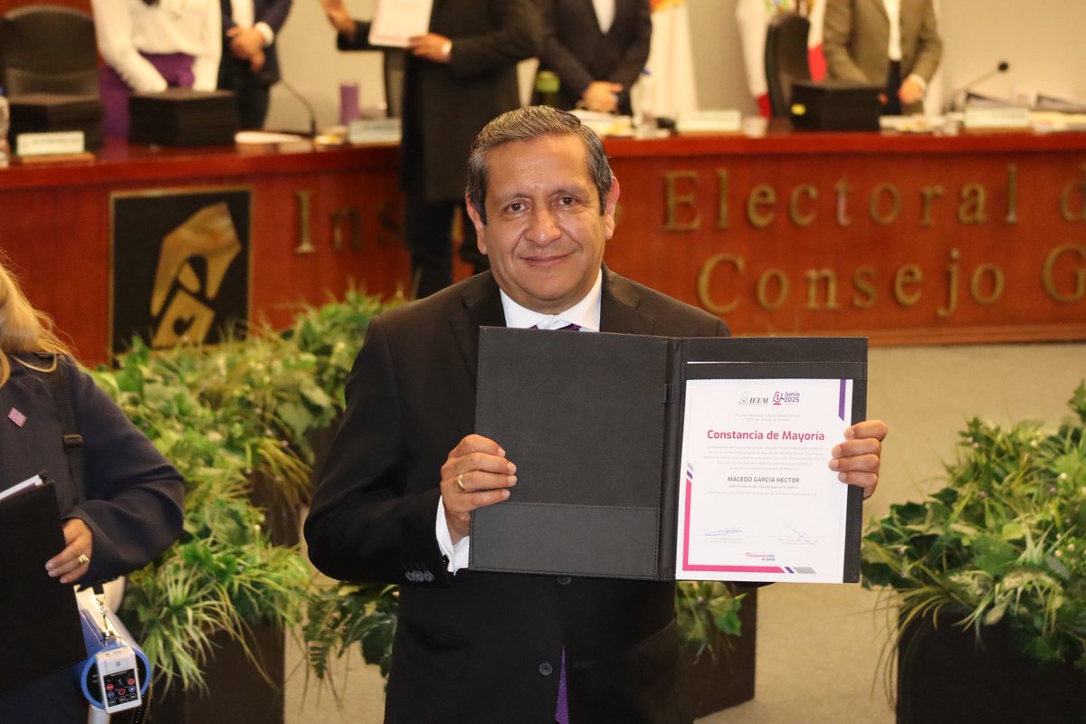 mgdohector's tweet photo. Recibí la constancia de mayoría que valida mi elección. Agradezco la confianza de la ciudadanía y asumo este compromiso con responsabilidad, independencia y la convicción de construir una justicia más firme y cercana. ⚖️❤️

 ¡A trabajar! 

#JusticiaCercana  #EleccionJudicial https://t.co/lmNufGqpwR