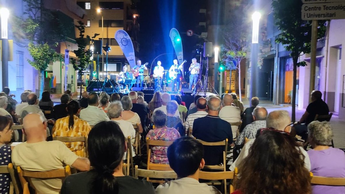 Festa del barri Sant Miquel. Vesprada de cantada d'havaneres a la fresca, bona música compartint un cremat amb el veïnat! 🥃