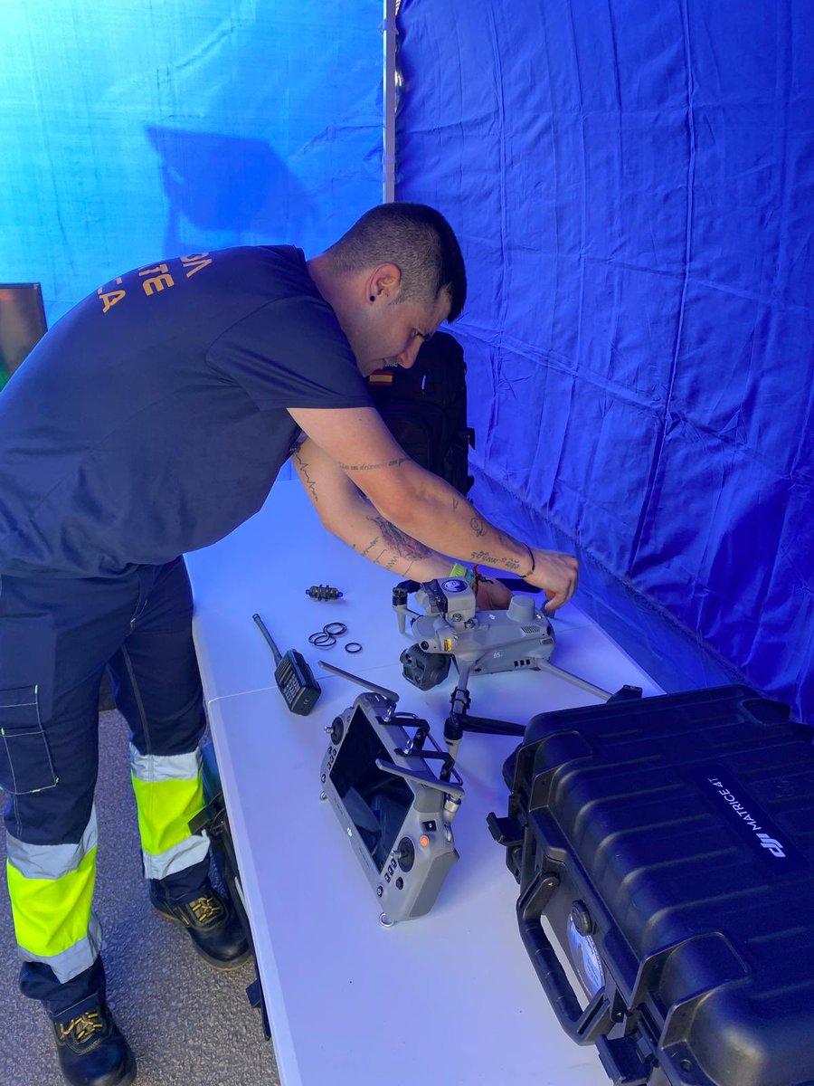 buresmen's tweet photo. 🟠Antes de arrancar con el evento, una buena revisión🧐 para que todo funcione correctamente 🚁 @emergentes24 @mallorcalivefes https://t.co/oBcoWFee3m