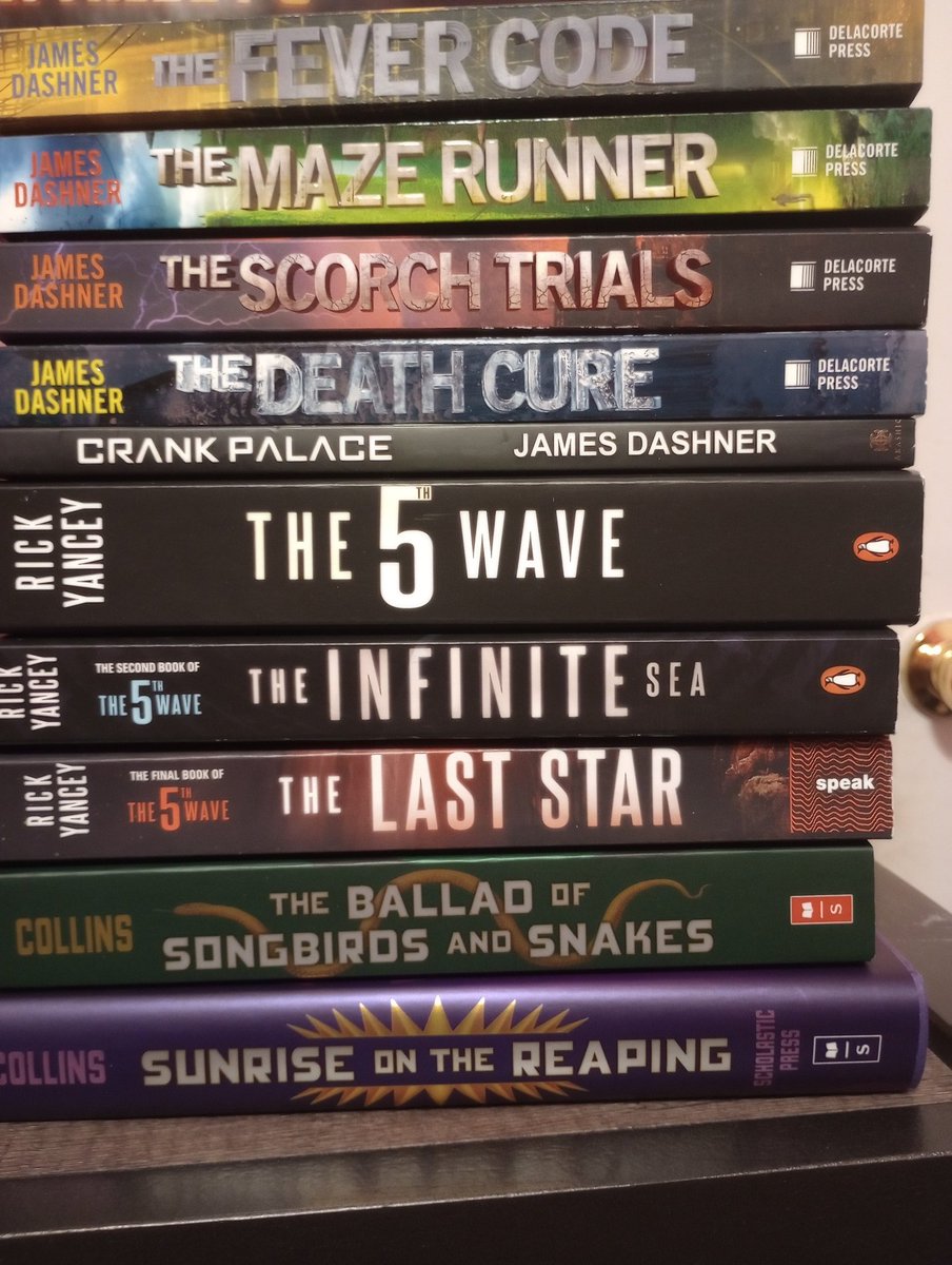 lunarbats's tweet image. went 2 the bookstore today ,, #annoying