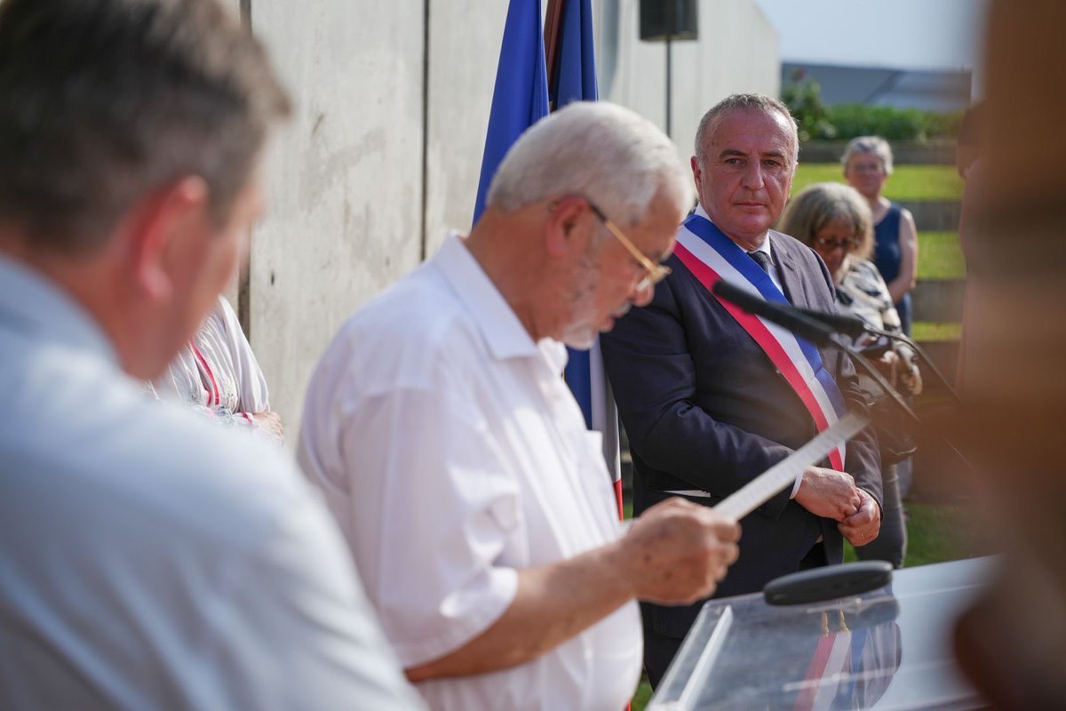 laurent27100's tweet image. Ce soir, lors du rassemblement organisé à Val-de-Reuil au monument Mémoire et Paix, j’ai trouvé un maire ému, touché, et à l’écoute des témoignages, tout comme nous. #Respect @MA_Jamet #Écoute #Solidaire