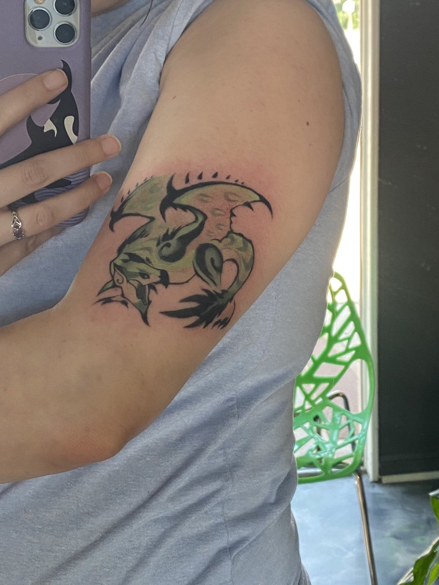 SpookyKPac's tweet photo. My wife and I finally got couple tattoos of one of the games that we consistently play together. Shoutout to @coolaise21 for his incredible MHRise inspired designs. Our tattoo artist made some small tweaks to make it more tattooable. I will definitely be expanding #MonsterHunter https://t.co/ue3YfjMEKc