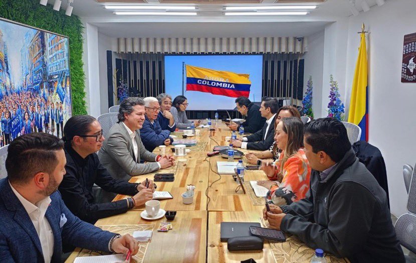 JERobledo's tweet photo. Excelente reunión la de hoy y pensando en el mejor futuro de Colombia, la que hicimos con el @NuevoLiberalCo, el @PartidoMIRA y @dignidadycomp
Bienvenidos.
Ahora le toca a Colombia. https://t.co/PTswZZlPQb