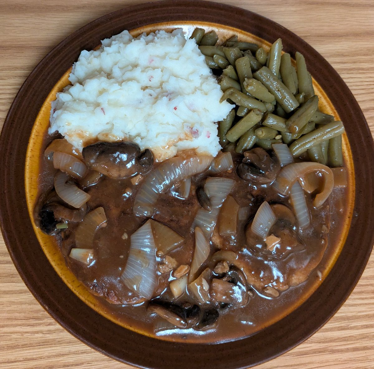 recipesallkinds's tweet photo. Salisbury Steak with Mashed Potatoes &amp; Green Beans 

#allkindsofrecipes #testkitchen #salisburysteak #groundturkey #mushrooms #onions #gravy #mashedpotatoes #greenbeans #comfortfood https://t.co/oYpCB1Tsca