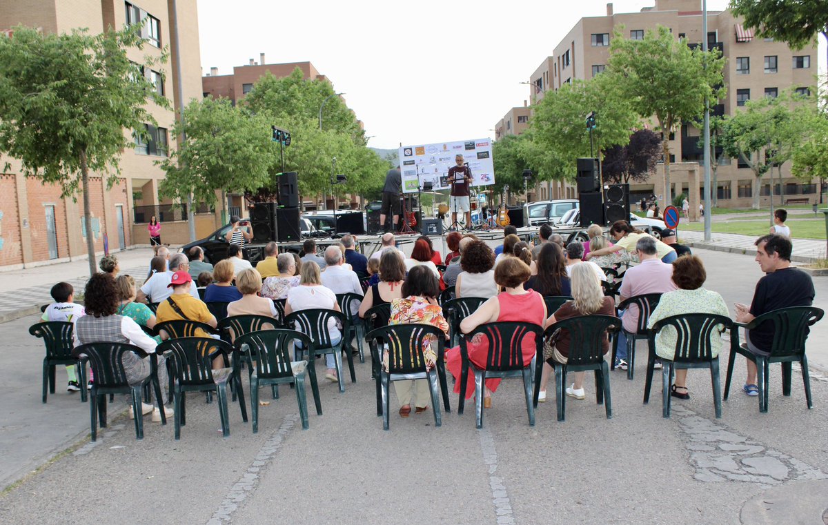 Grupo Popular Ayuntamiento de Cuenca (@gpopularcuenca) on Twitter photo 🎉Este viernes han arrancado las fiestas del barrio Las Cañadillas y allí estuvimos para compartir con sus vecinos el pregón y unas celebraciones llenas de vida 💙
<a href="/beajimenez2023/">Beatriz Jiménez Linuesa</a>, <a href="/JoseMartinBuroM/">José Martín-Buro</a> y nuestros concejales, han estado en unas fiestas hechas con esfuerzo y cariño 🙌 🎉Este viernes han arrancado las fiestas del barrio Las Cañadillas y allí estuvimos para compartir con sus vecinos el pregón y unas celebraciones llenas de vida 💙
<a href="/beajimenez2023/">Beatriz Jiménez Linuesa</a>, <a href="/JoseMartinBuroM/">José Martín-Buro</a> y nuestros concejales, han estado en unas fiestas hechas con esfuerzo y cariño 🙌