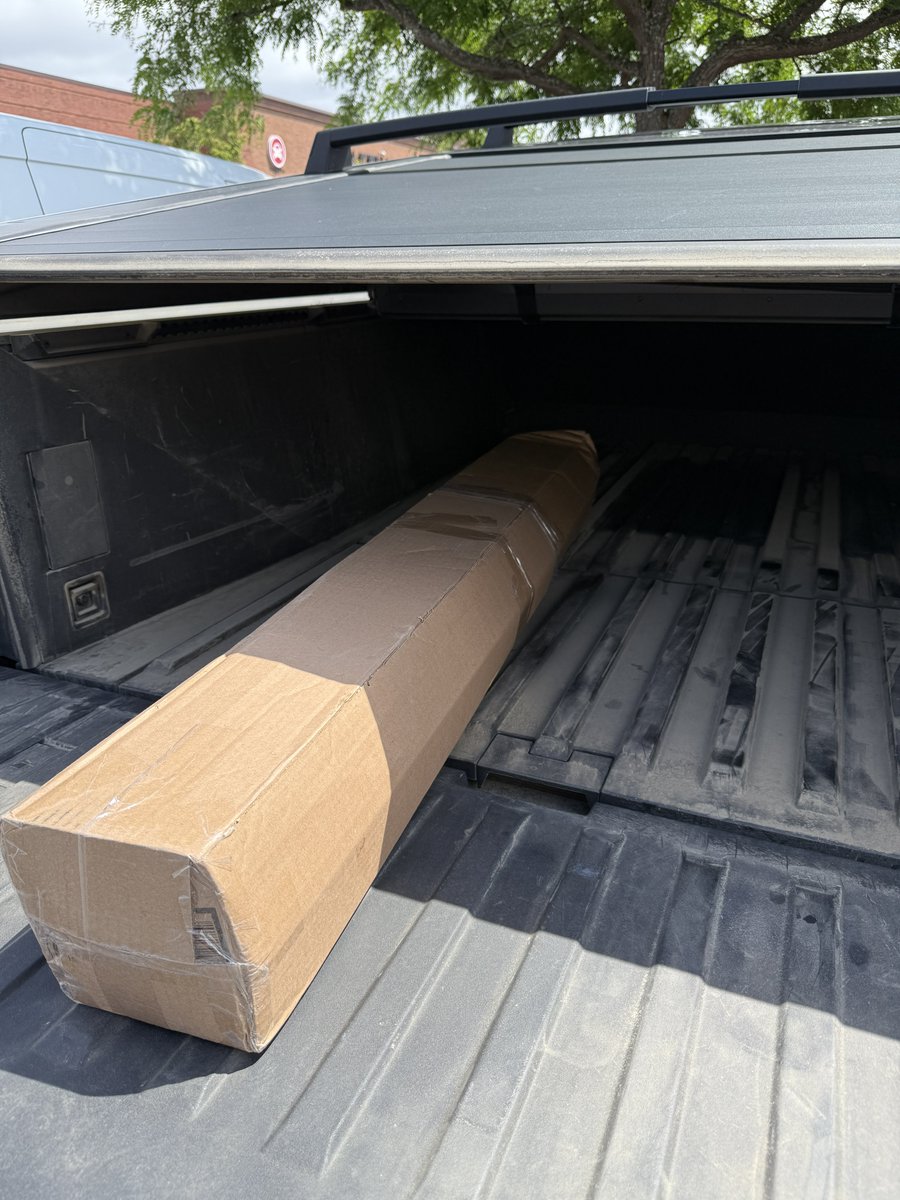 Special delivery thanks to <a href="/TheRealDriiZZy/">Drake</a> 

OEM lightbar secured for <a href="/cybertruck/">Cybertruck</a> 
😍😍😍