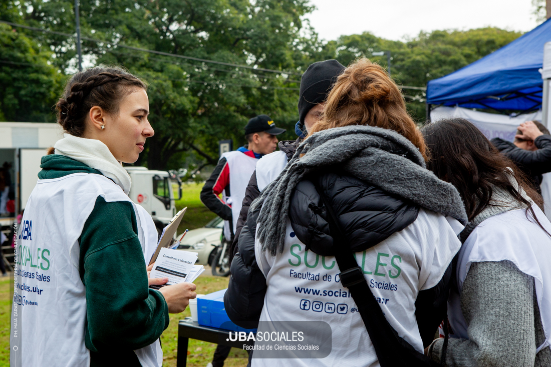 ubasociales's tweet photo. SOCIALES EN COMUNIDAD🤝 - 📸del último operativo de UBA en Acción en el barrio de Lugano.

✅Si sos estudiante de alguna de las carreras de #FSOC y querés sumarte a alguno de los proyectos de voluntariado del programa, podés inscribirte hasta el 27/06 inclusive. https://t.co/m8heuu1ChH