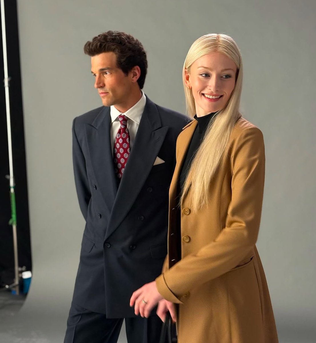 FilmUpdates's tweet photo. First look at Paul Kelly and Sarah Pidgeon as JFK Jr. and Carolyn Bessette in Ryan Murphy’s ‘AMERICAN LOVE STORY.’

Set to premiere February, 2026 on FX. https://t.co/W5B5YwRTbF