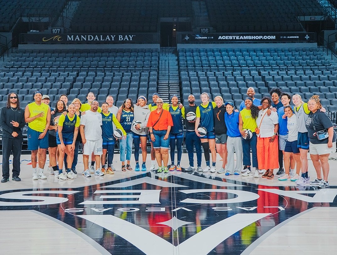 blahuzu (@blahuzu) on Twitter photo The Wings had their mentors at shoot around ๐ฅบ The Wings had their mentors at shoot around ๐ฅบ
