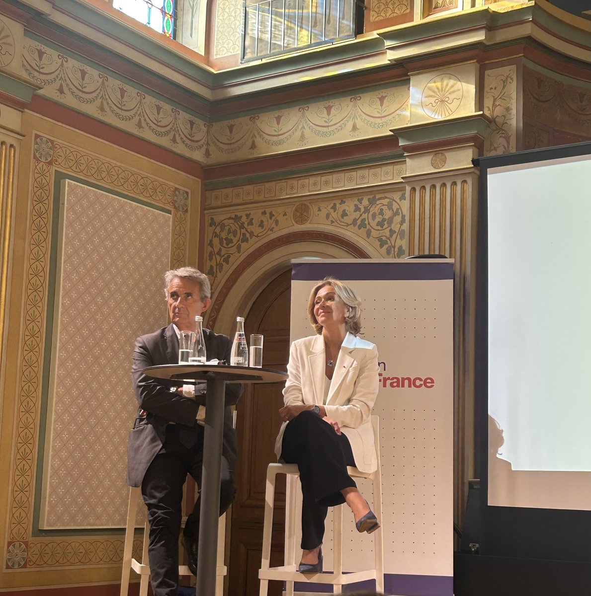 33Arno's tweet image. Immense bravo pour cette réunion publique ce soir à @VilledeNeuilly autour du bilan de mi-mandat de @vpecresse à la région de @iledefrance.

Merci à @GeoffroyDidier pour son travail significatif en tant que président délégué. 

Mention spéciale à @JCFromantin pour son accueil et…