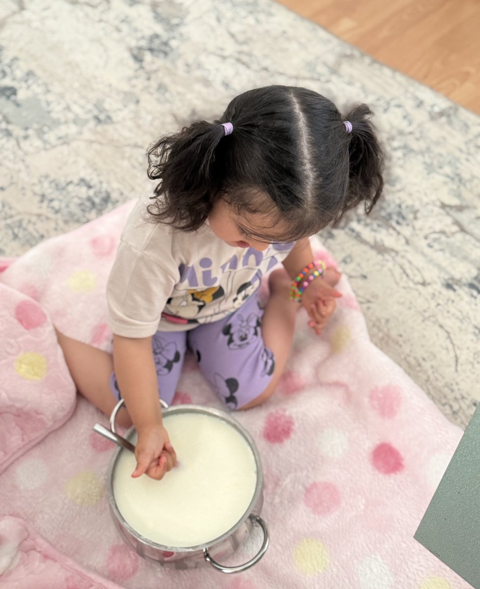 Sütün sıcaklığını ölçmeyi ve yoğurt mayalamayı öğrettik. Gece 2 de uyanıp yoğurt kapağı açmayı da gelecek hafta öğretiriz artık