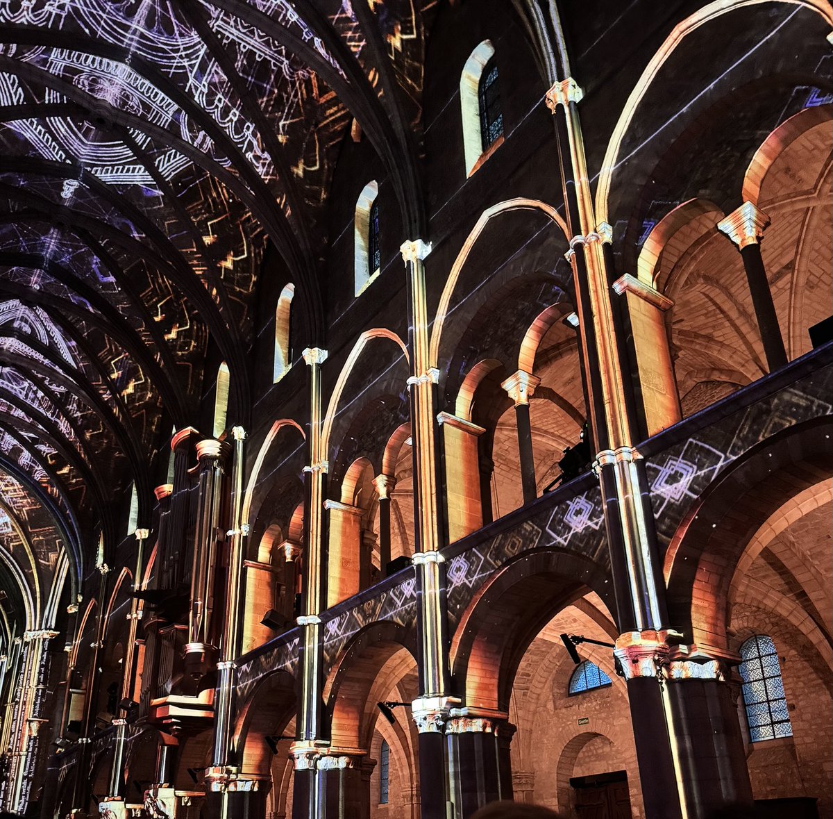 Au sein de la #BasiliqueSaintRemi dans la ⁦<a href="/VilledeReims/">Ville de Reims</a>⁩ : spectacle son &amp; lumière “Luminescence” de toute beauté !