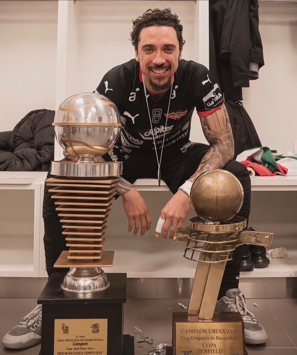 Este Domingo Programa especial en vivo para seguir recaudando fondos! Quien lo desee puede pasar por el Club de 15 a 20hs y colaborar personalmente, en efectivo y con tarjetas! También estará la cantina de Formativas. 
Todos juntos!
📺 Streaming en Youtube de <a href="/RadioAM_Aguada/">Arriba Muchachada Radio</a>