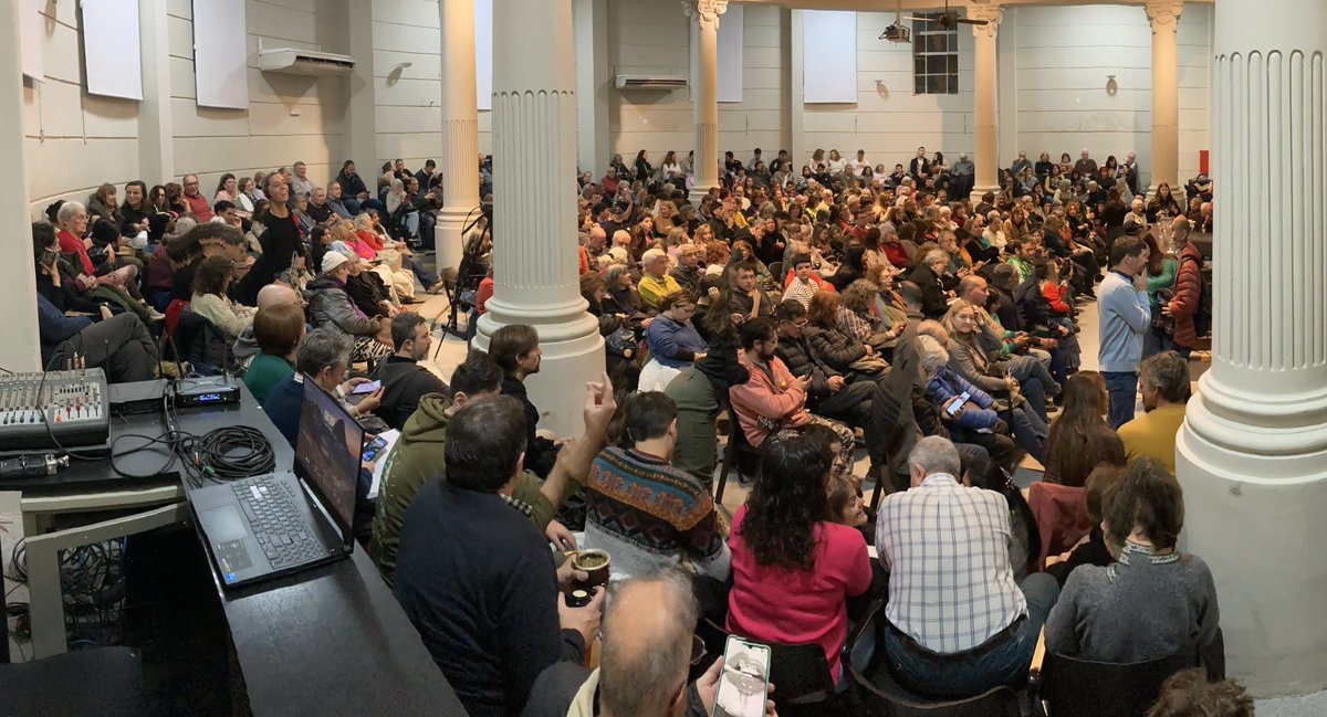 #Ahora, a sala llena arrancamos la presentación del último libro de <a href="/aleberco/">Alejandro Bercovich</a> en Rosario: “El país que quieren los dueños”.
