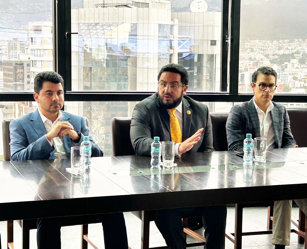 secretariaipp's tweet image. Intercambiamos criterios con los representantes de @LexvalorEcuador sobre normativa, procesos y la aplicación del esquema APP.

Esto nos permite trabajar de manera conjunta y motivar la inversión en el país como una sola #ComunidadAPP. 

#ElNuevoEcuadorNoSeDetiene 🇪🇨